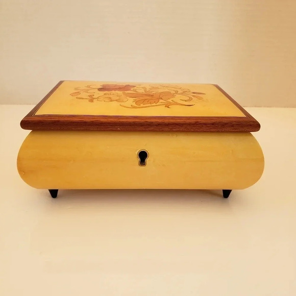 Vintage Wooden Trinket Box with  Swiss Musical Movement,Happy Wanderer. - Picture 3 of 8